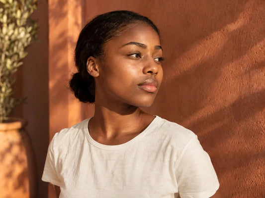 Ragazza di profilo con la luce calda del sole